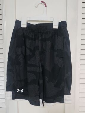 NWT Under Armour Boy's Black Camo Performance Shorts
